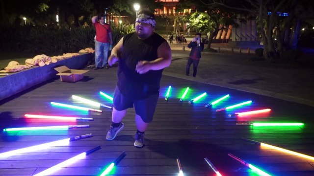 Fanáticos de Star Wars fabrican sus propias espadas láser