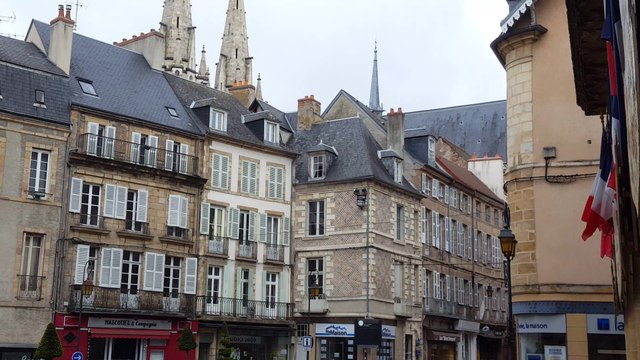 Découvrez l'Auvergne: Le centre historique de Moulins. Visite guidée