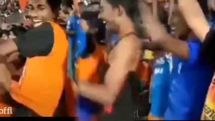 IPL ನಲ್ಲಿ ಬಟ್ಟೆ ಬದಲಾಯಿಸಿ ಸಂಭ್ರಮಿಸಿದ ಅಭಿಮಾನಿ..!? | Oneindia Kannada