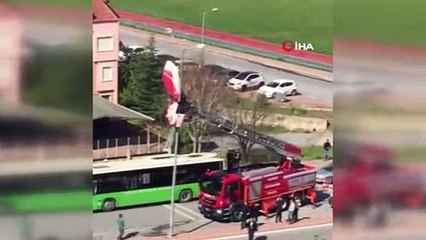 Paraşütçü aydınlatma direğine takıldı, itfaiye ekipleri böyle kurtardı