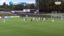Le coup franc bien frappé passe juste au dessus.