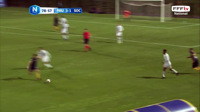 La frappe de DAUBIN passe complètement au dessus des buts.