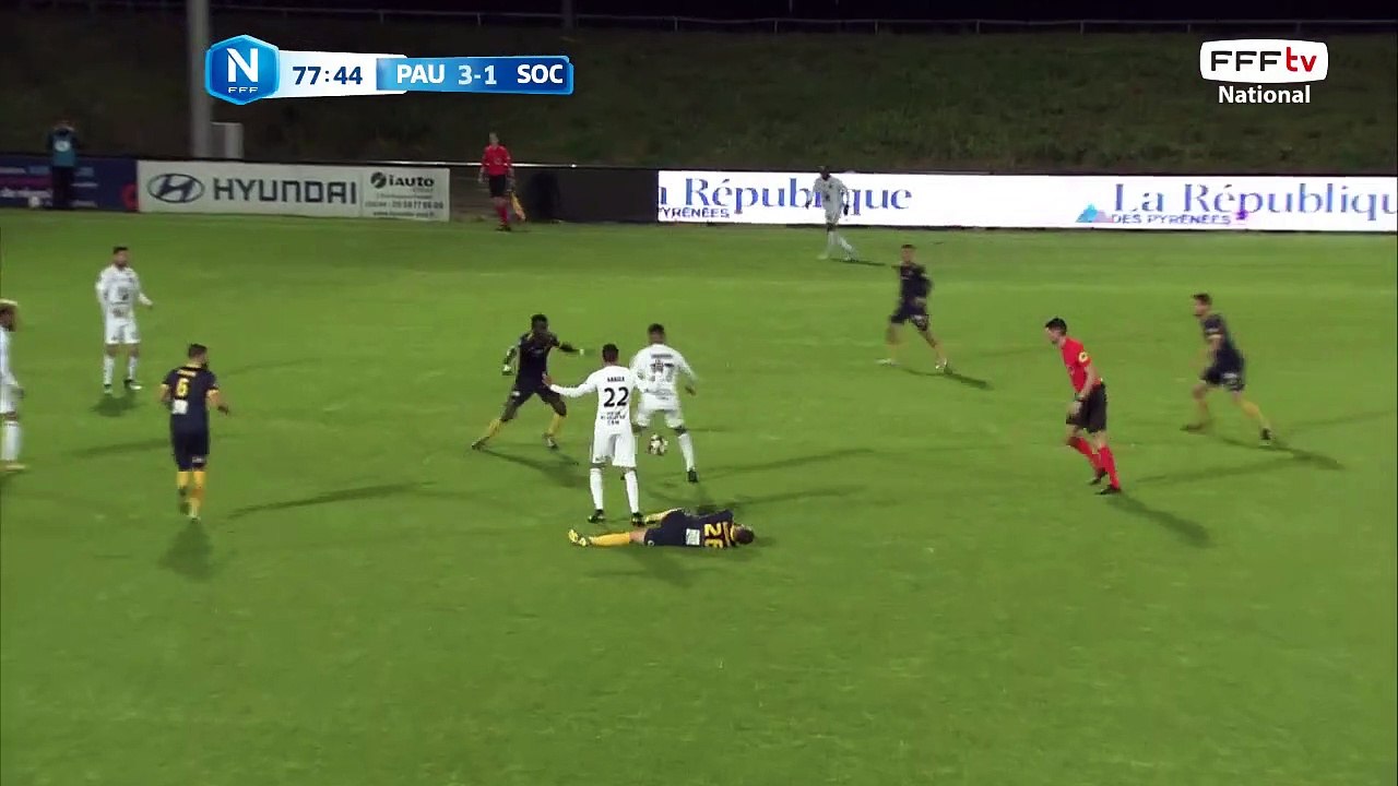 La frappe est directement dans les bras du gardien.