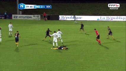 La frappe est directement dans les bras du gardien.