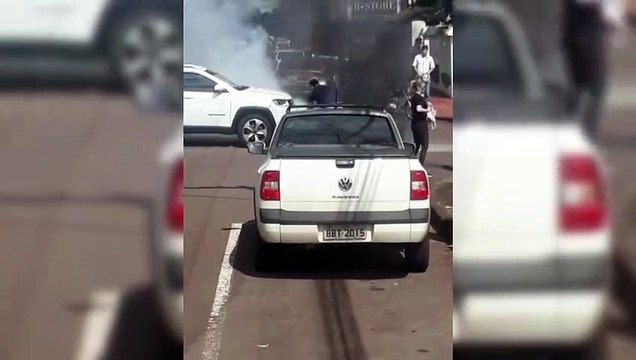 Internauta registra momento em que veículo pega fogo, após se envolver em acidente