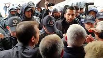 HDP'li milletvekilleri toplantı için il binasına girdi; polis 