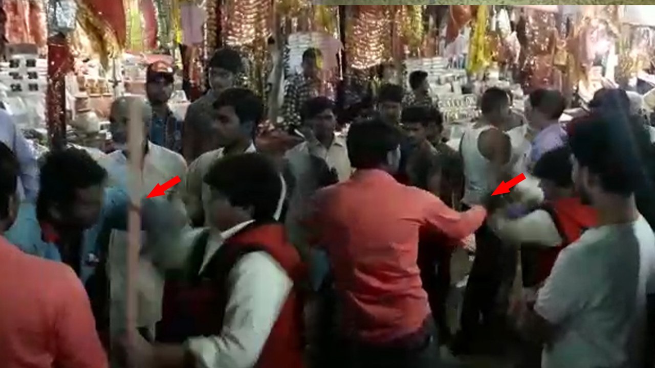 Video:टल्ली होकर की छेड़छाड़ तो लड़की ने भरे बाजार में डंडों से पीट-पीटकर उतार दिया नशा