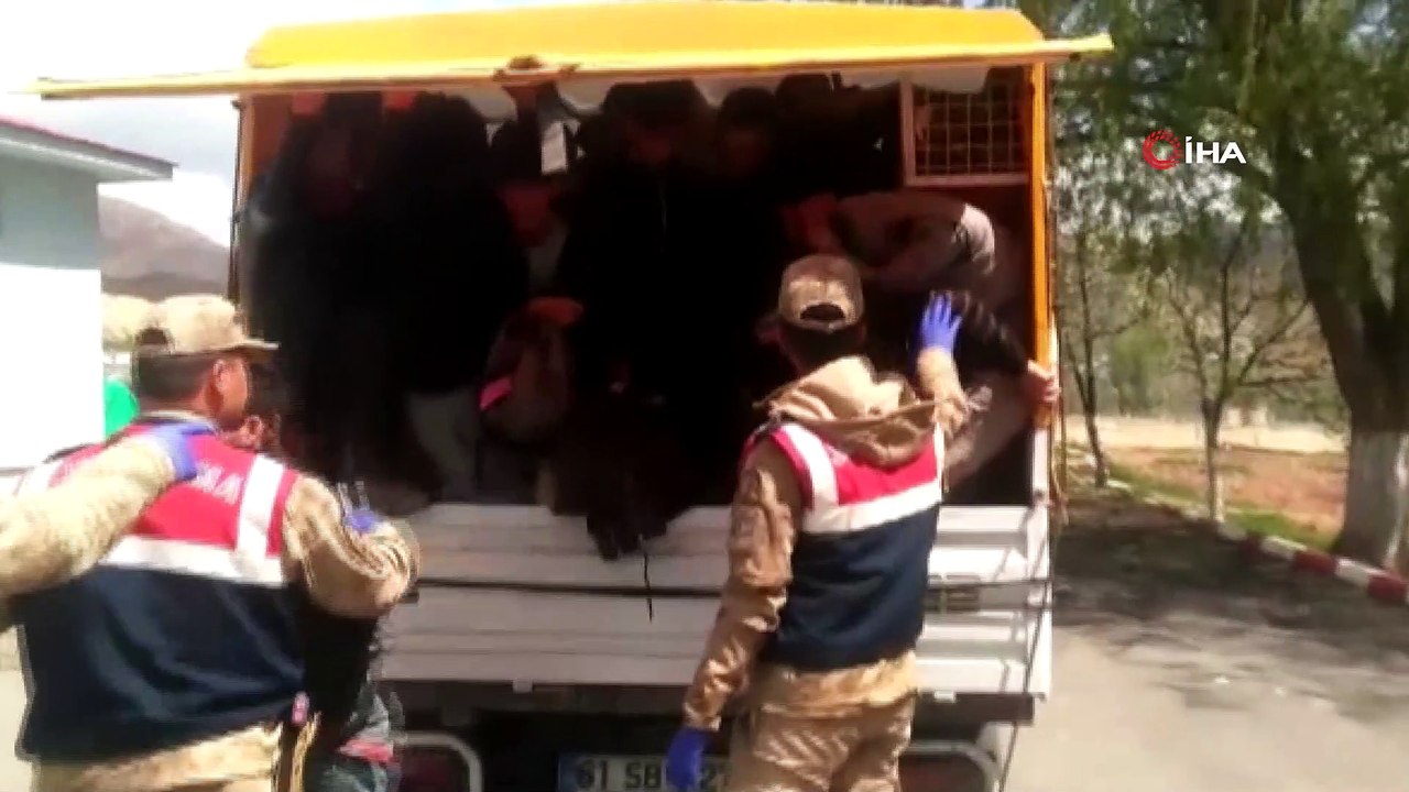 ‘Dur’ ihtarına uymayan araçtan 55 mülteci çıktı