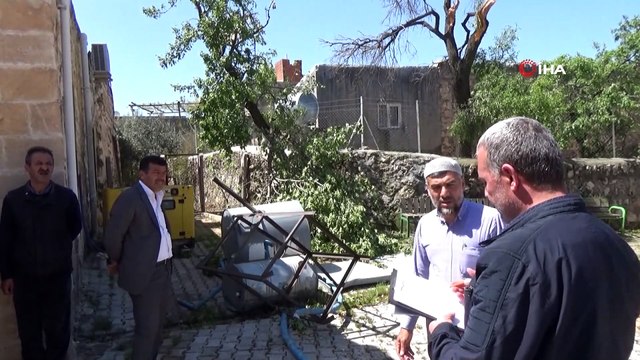 Fırtına ve hortumun faturası ağır oldu...Çatılar uçtu, ağaçlar kökünden söküldü, elektrik direkleri hasar gördü