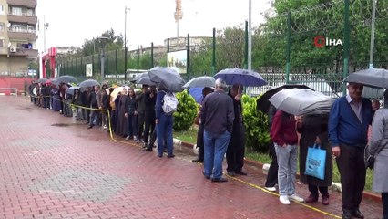 Diyarbakır’da sağanak yağmur altında ucuz et kuyruğu...Ucuz et alabilmek için saatlerce beklediler