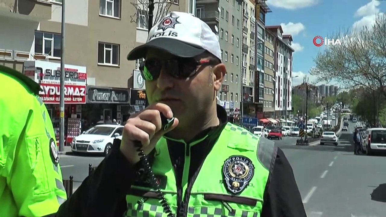 Böyle trafik cezası görülmedi...Emniyet kemerini takmayan araç sürücüsü simülasyon aracına bindirildi