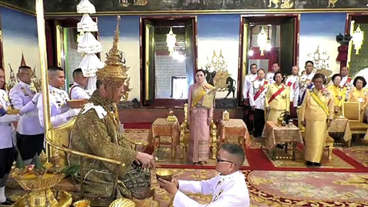 Thailands König in prunkvoller Zeremonie gekrönt