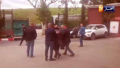 شاهد.. "تخلطت" بين أعضاء من الأفلان أمام قاعة "دنيا بارك"