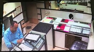 Whastapp Viral V - Muslim Women In Burqa Try Rob A Jewallery Shop With Red Chilli -Indian Viral Video