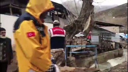 Erzurum'da bir ahırın çatısı çöktü: 2 ölü, 2 yaralı