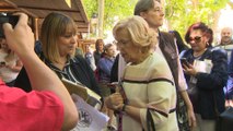 Manuela Carmena visita la Feria del Libro de Vallecas