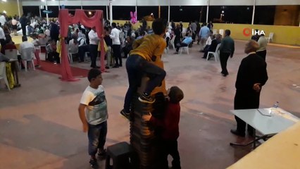 Çocukların tavana yapışan balonlarını alma çabaları hem güldürdü hem de yürekleri ağza getirdi