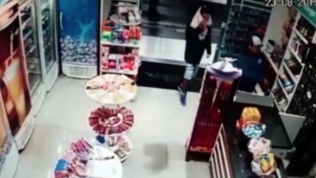 Câmera mostra a ação de ladrões em posto de combustíveis no Cascavel Velho