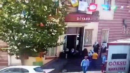 Günlerdir HDP binası önünde eylem yapıyordu! Oğlu polise teslim oldu