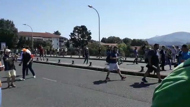 Miles de personas se manifiestan contra el G-7 entre Hendaia e Irun sin incidentes