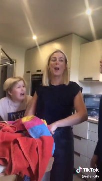 Tiktok fenomeni annenin çocuklarına yaptığı inanılmaz 'parmak kesme' şakası