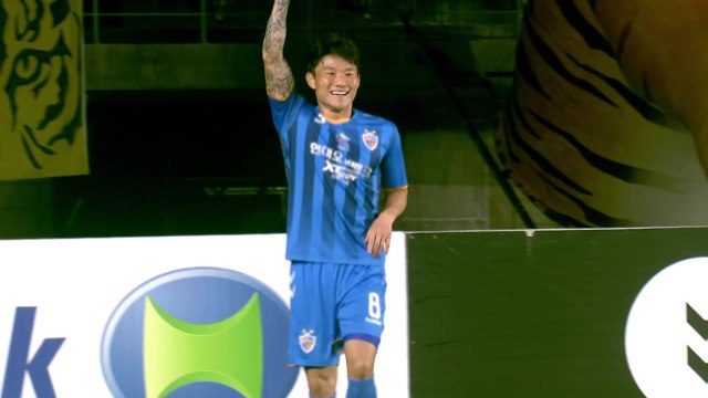 '5골 폭발' 울산, 상주 꺾고 선두 복귀 / YTN