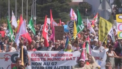La "contracumbre" del G7 marcha de Hendaia a Irun