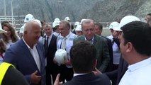 Cumhurbaşkanı Erdoğan, Yusufeli Barajı'nda incelemelerde bulundu (1)