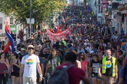 Après les heurts de la veille, les anti-G7 ont manifesté dans le calme d'Hendaye à Irun
