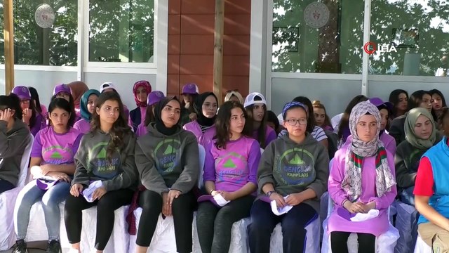 Cumhurbaşkanı Yardımcısı Fuat Oktay, Kırşehir'de saz çalıp, gençlerle türkü söyledi