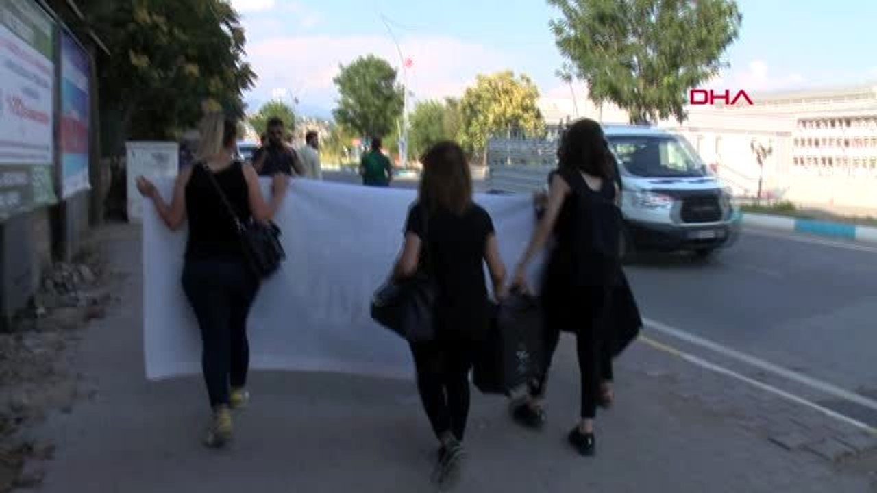 Tunceli'de 4 kadın, Emine Bulut cinayetine tepki için 5 kilometre yürüdü
