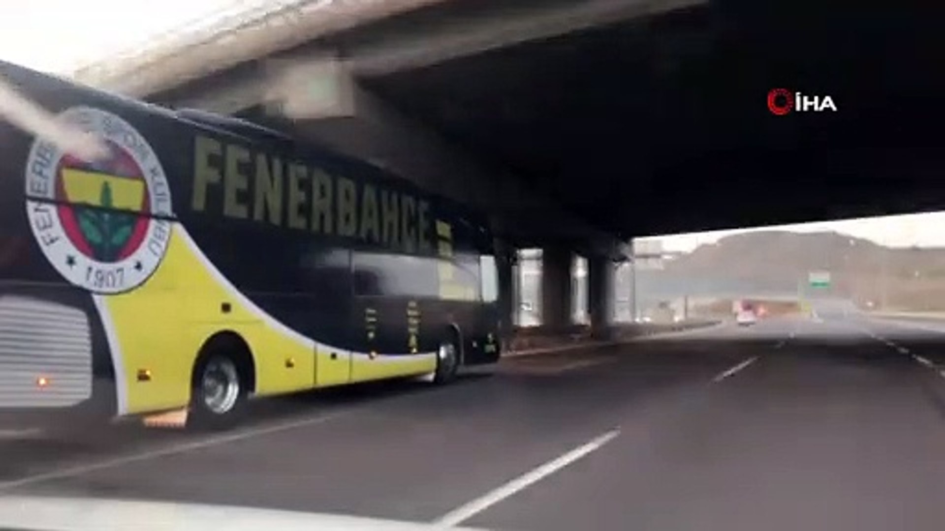 Fenerbahçe takım otobüsü stada ulaştı - Dailymotion Video