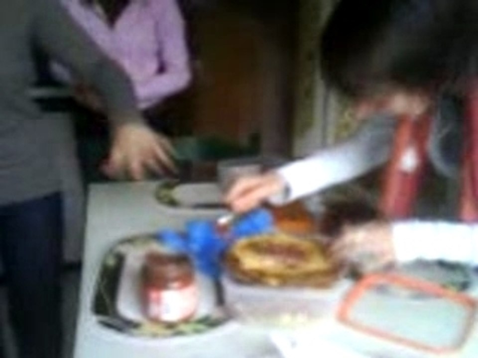 Charlotte se pette la tete et encore Milie avec le NUTELLA!