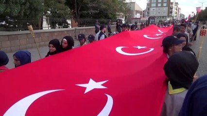 1071 metrekare Türk bayrağıyla "fener alayı"