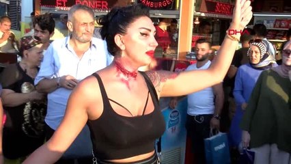 İSTANBUL-KADIKÖY'DE KADINLAR, KIRIKKALE'DE EŞİ TARAFINDAN ÖLDÜRÜLEN EMİNE BULUT İÇİN TOPLANDI