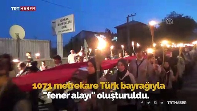 Ahlat'ta 1071 metrekare Türk bayrağıyla fener alayı