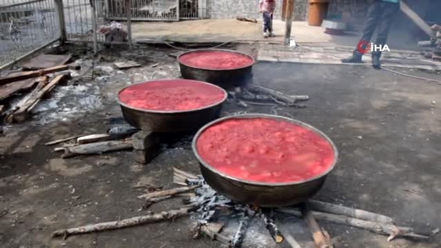 Geleneksel yöntemlerle salça yapımı