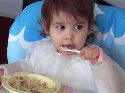 Enora mange toute seule!!!!