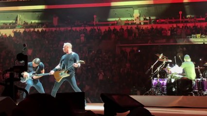 Kirk Hammett Falls On Stage, METALLICA Mocks Him 2018