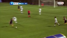 La frappe de DAUBIN passe complètement au dessus des buts.