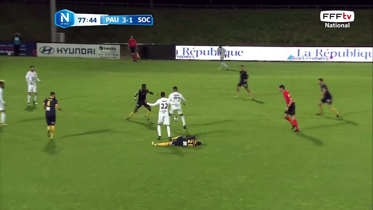 La frappe est directement dans les bras du gardien.