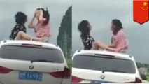 Video viral 2 gadis main gunting batu kertas di atas mobil berjalan - TomoNews