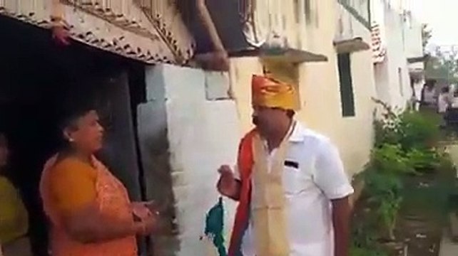 அரவக்குறிச்சியில் அதிமுக வேட்பாளர் செந்தில் நாதனுக்கு வித்தியாசமாக வாக்கு சேகரித்த அதிமுக நிர்வாகி வீடியோ