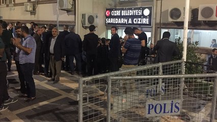 Cizre Belediyesi önüne X-ray cihazı konulması üzerine çıkan tartışmasında polis: Evet kanuna aykırı hareket ediyorum