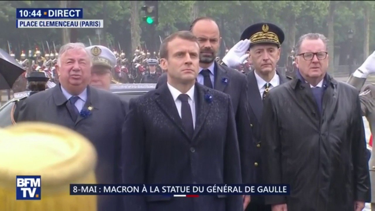 Sous une pluie battante, Emmanuel Macron a déposé une gerbe sur la tombe du Soldat inconnu