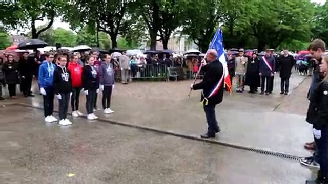 Cérémonie du 8 mai 1945 à Belfort : le collège Arthur Rimbaud transfère au collège Sainte-Marie le drapeau de la ville de Belfort
