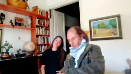 Independentistas reciben emocionados arena de la casa de Puigdemont en Waterloo