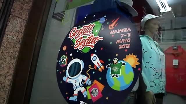 Dos astronautas aterrizan en Sestao para potenciar el pequeño comercio