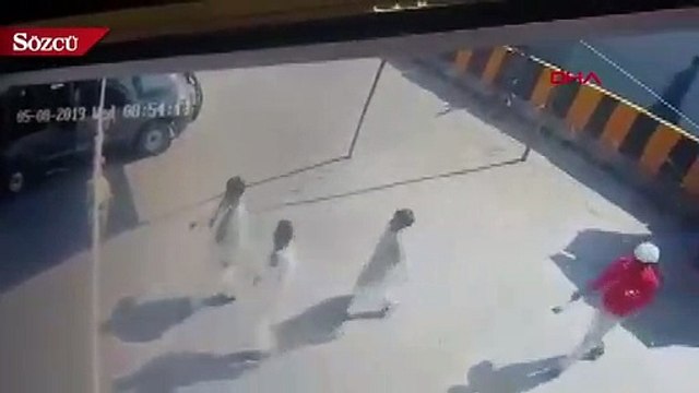 Pakistan'daki canlı bomba saldırısı kamerada