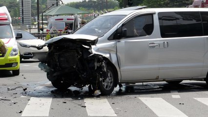 신호 대기 중 한눈팔다 '쾅'...6명 다쳐 / YTN